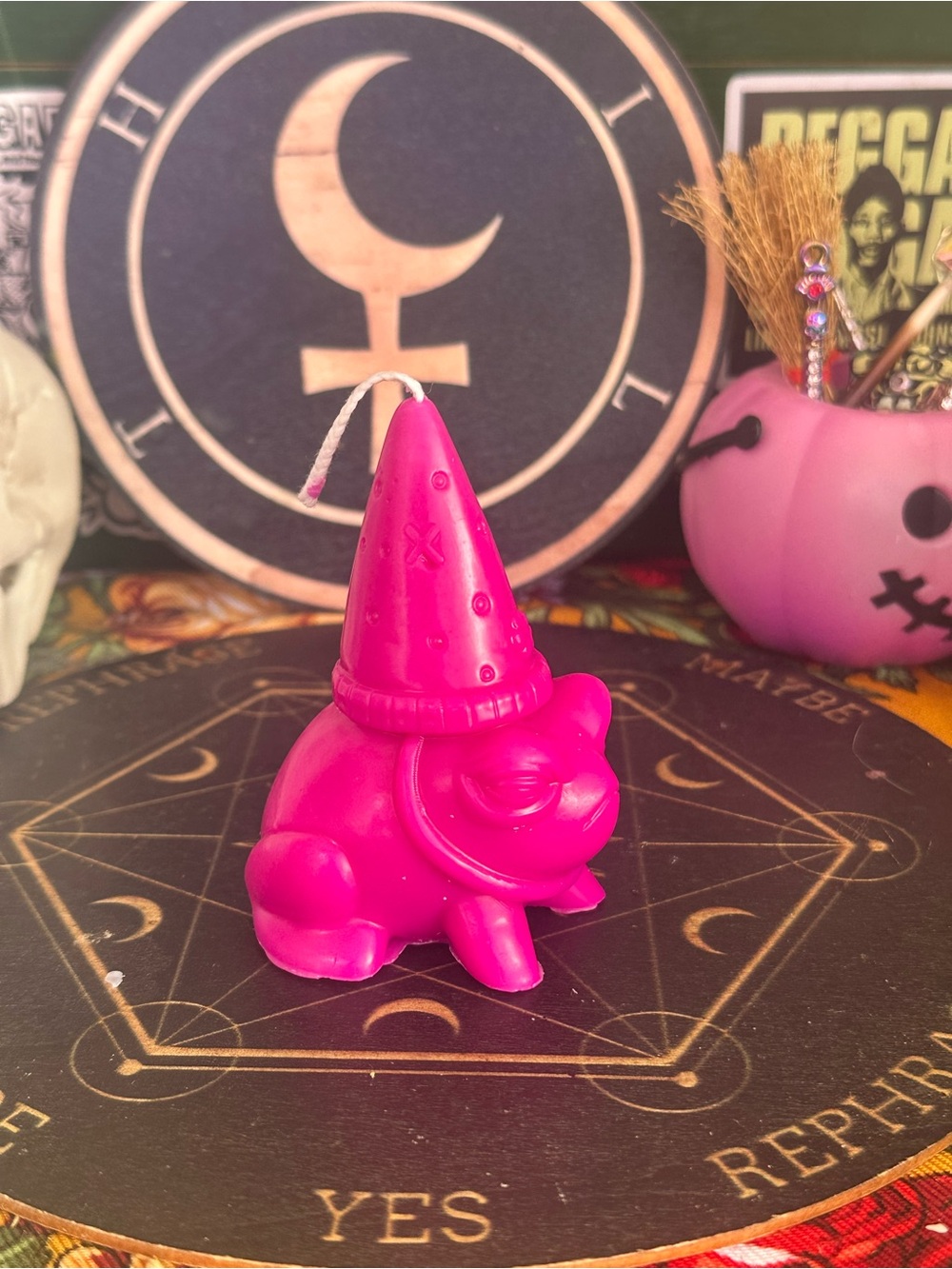 Grumpy Wizard Frog Candle - Picture 7 of 7